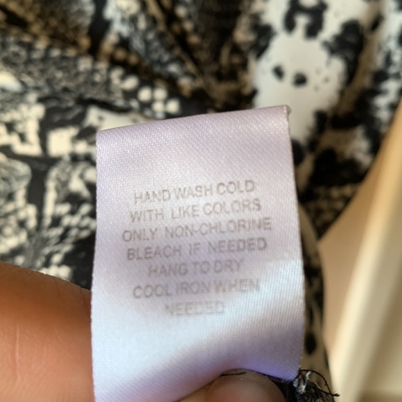 DG2 DIANE GILMAN Python Snake Print V Neck Cap Sleeve Blouse - Picture 5 of 6